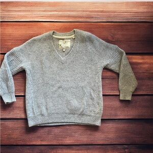 Jack Wills Ribbed Wool Blend V- Neck
Sweater (US 12 / UK 16)
soft heather grey.